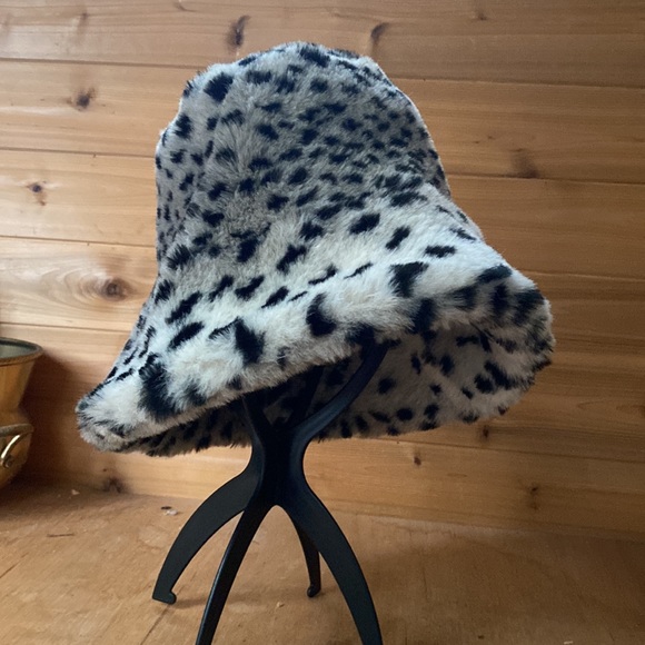 Faux Fur Snow Leopard Print Hat - Picture 5 of 9